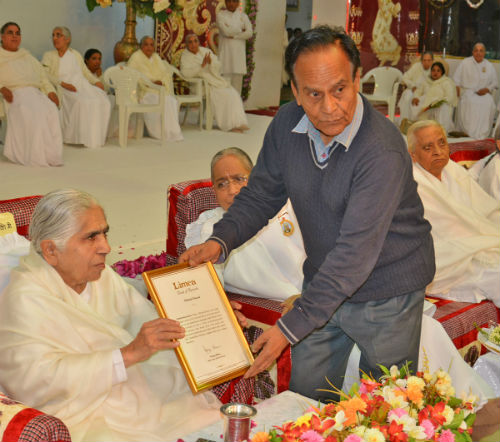 Biggest Trophy Gifted To Dadi Janki ji on her 97th Birthday