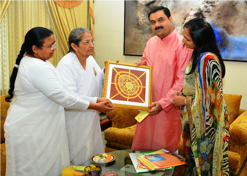 Sarla Didi given Spiritual Gift to Gautambhai Adani abd Mrs Adani