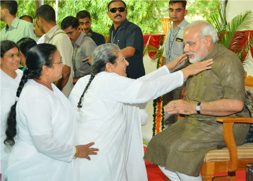 Sarla Didi Giving Blessing to CM of Gujarat