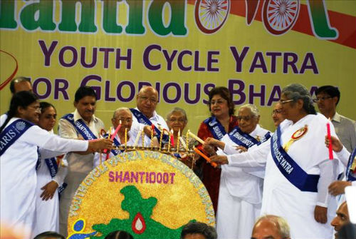 Chief Minister Sheila Dixit Launching Shantidoot Youth Cycle Yatra in Delhi
