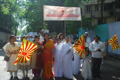 Mrs. Rashmi.Uddhav.Thackeray Flags Off 'Women Dignity Walk' in Mumbai