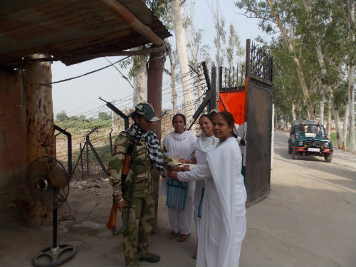 Raksha Bandhan celebrated near Indo-Pakistan border by Brahmakumaris in Fazilka/Sulemanki Sector