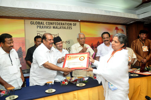 Rashtra Sevika Award to Brahmakumari Radha behn Kochi from Global Confideration of Pravasi Malayalis