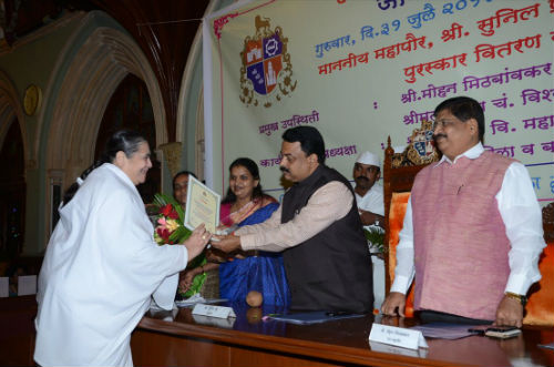 Brahma Kumari Yogini Didi received an award from the Mayor of Mumbai