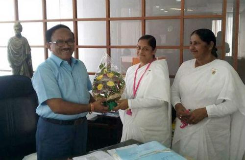 Panaji, Goa: B.K. Shobha Ben presenting a bouquet of flowers to the newly-appointed Chief Minister of Goa Bro. Laxmikant Parsekar during a courtesy meeting held at the Secretariat