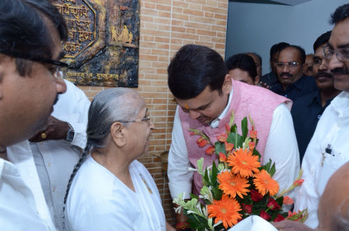 महाराष्ट्र के मुख्य मंत्री 'देवेन्द्र फड़नवीस' ब्रह्माकुमारिज़ के विदर्भ ज़ोन की संचालिका  'पुष्पा दीदी जी ' से आशीर्वाद लेते हुए और ज्ञान के वरदान प्राप्त करते हुए।