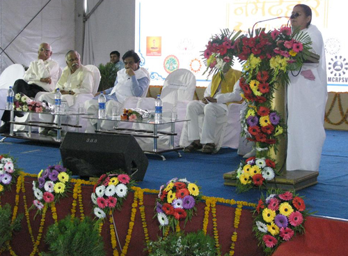 Lecture on Geeta Gyan by B. K. Avdhesh Didi during "Gita Fest-2015" at Bhopal: Chief Minister S. S. Chouhan participates